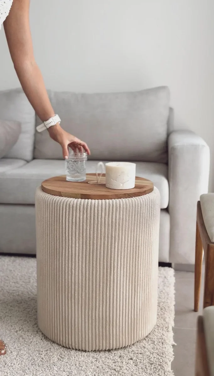 Mesa lateral com dispensador de água em madeira premium