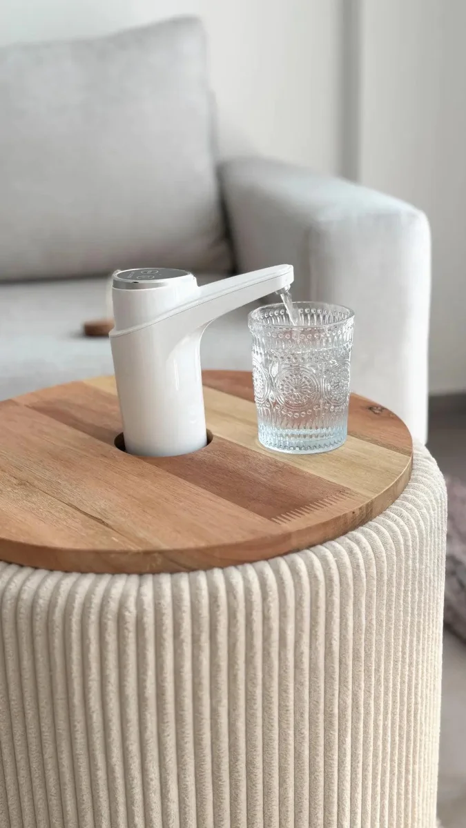 Mesa lateral com dispensador de água em madeira premium