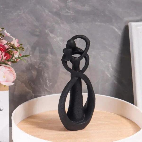 Alternative view of Escultura de Casal Abraçado